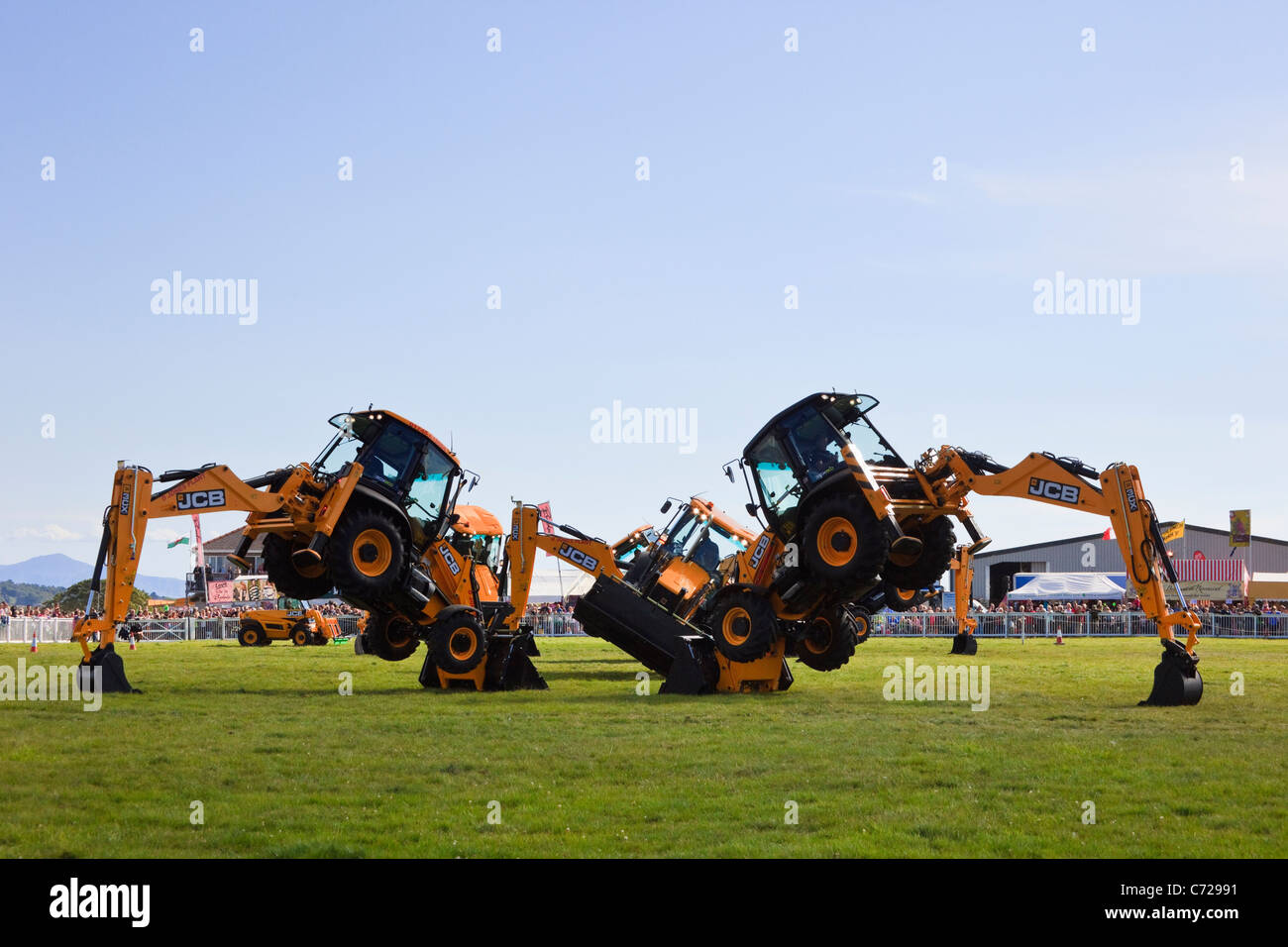 Mona, Isle of Anglesey, North Wales, UK. JCB Bagger Anzeige tanzen in Anglesey County Show in der Mona showground Stockfoto