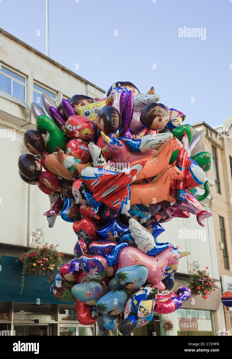 Straße Vender verkaufen Helium-Ballons in der Innenstadt Stockfoto