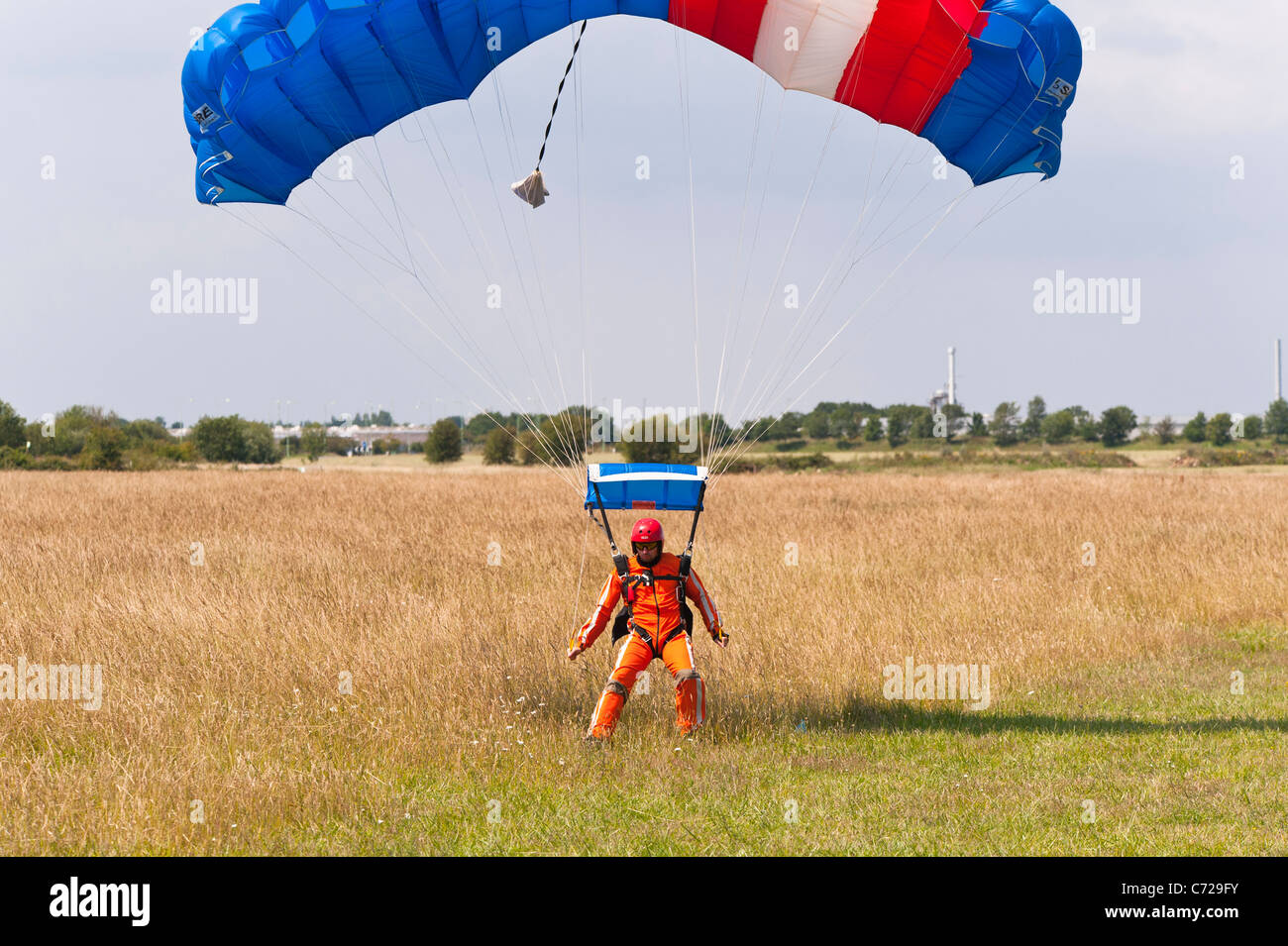 Ein Paracute Jumper landet auf dem Ellough Flugplatz in der Nähe von Beccles in Suffolk, England, Großbritannien, Vereinigtes Königreich Stockfoto