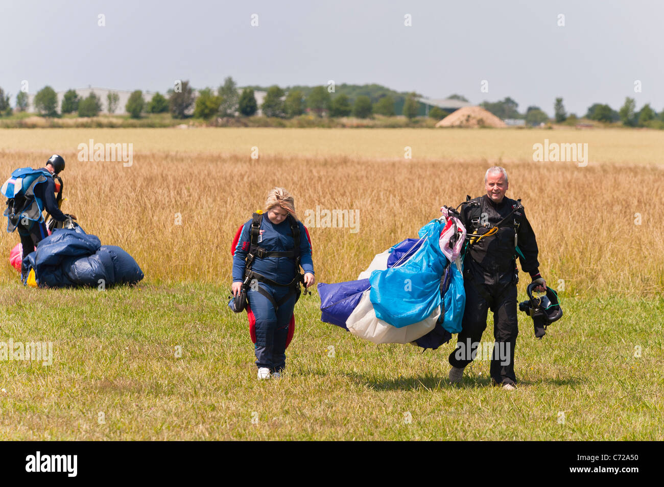 Fallschirmspringer Fuß zurück nach der Landung am Ellough Flugplatz in der Nähe von Beccles in Suffolk, England, Großbritannien, Vereinigtes Königreich Stockfoto