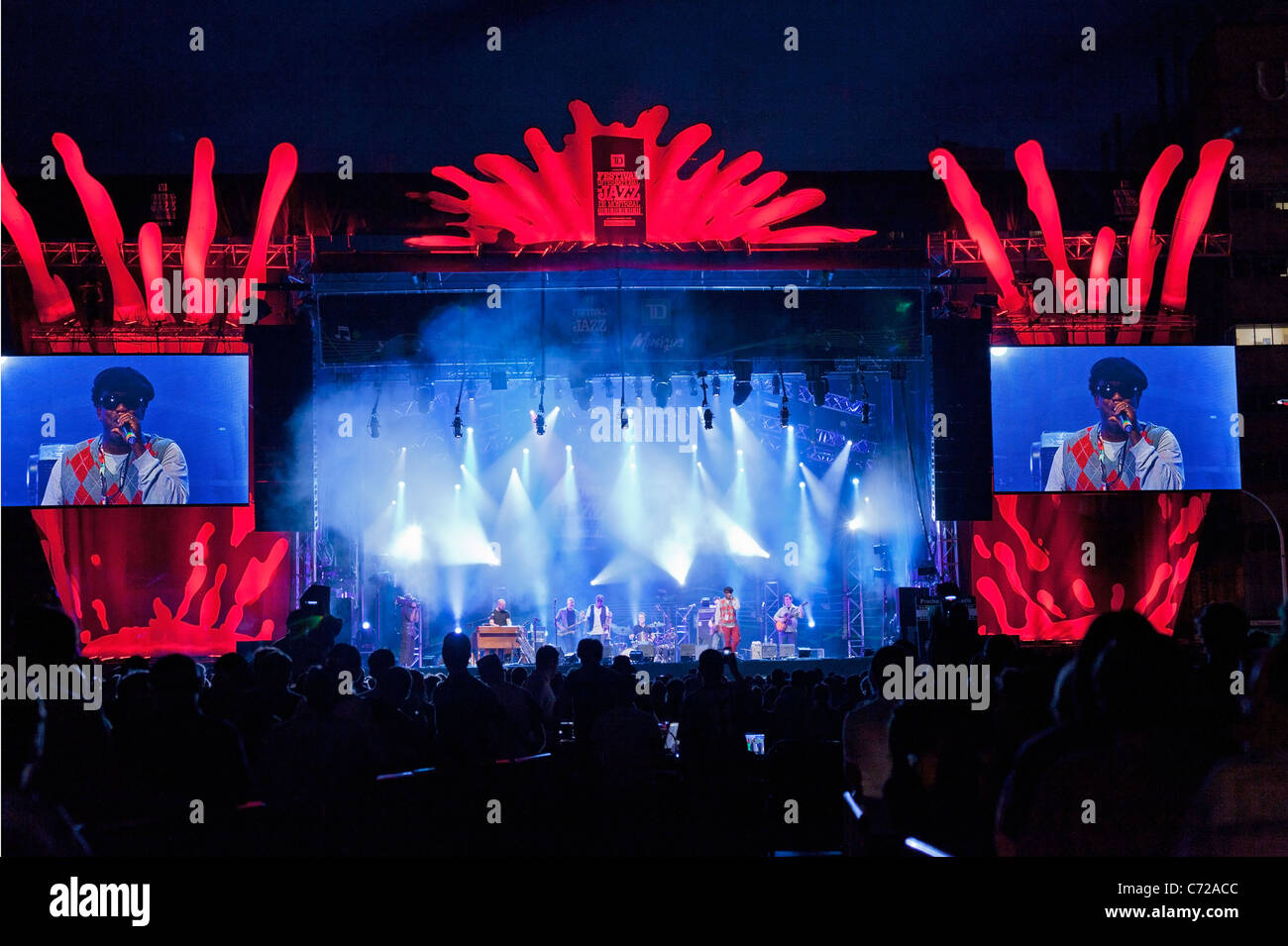 Kanada, Quebec, Montreal, Montreal Jazz Festival, Bühnenbeleuchtung mit Musikkünstlern Stockfoto