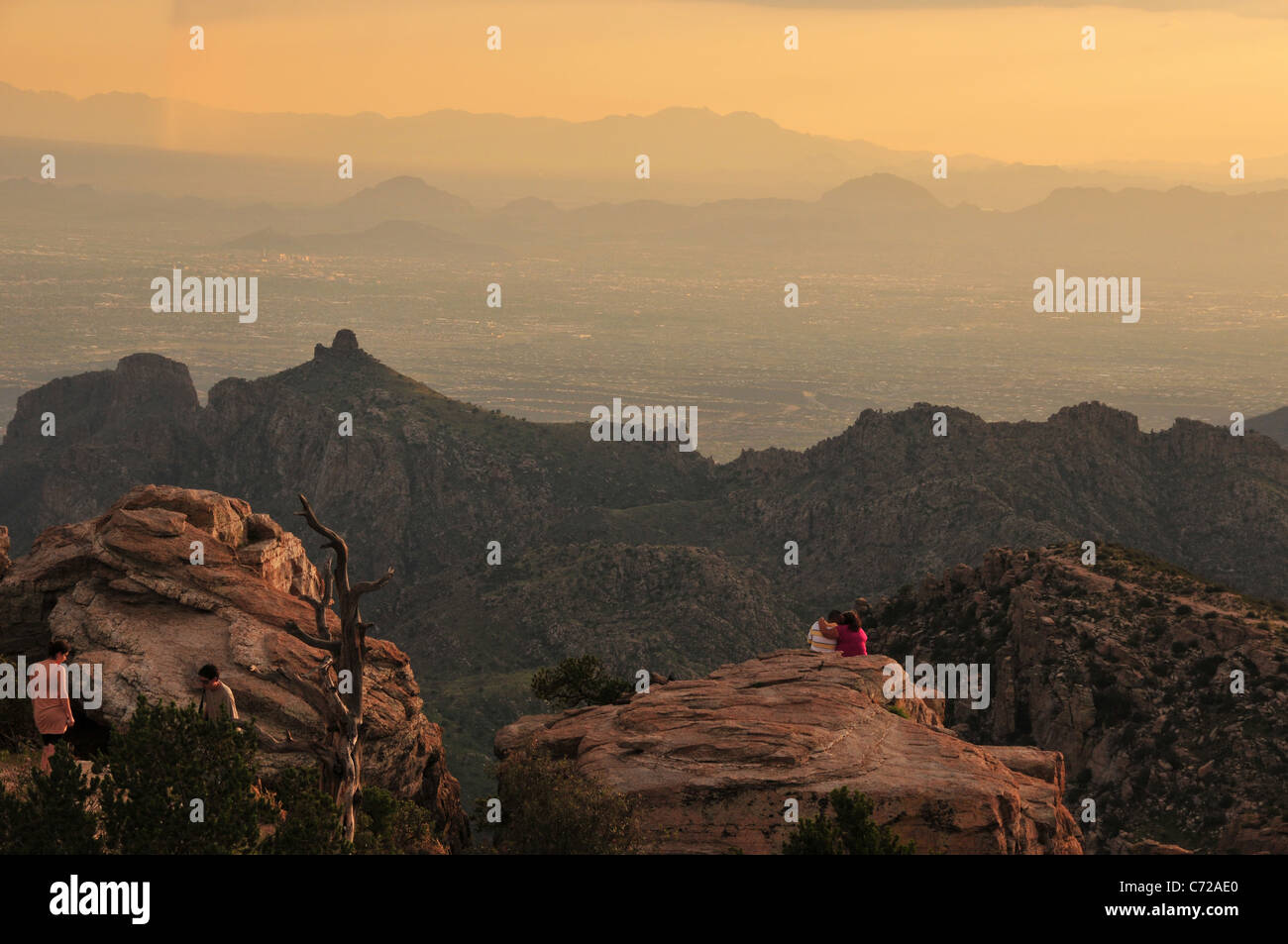 Sonnenuntergang im Monsun ist gesehen von Windy Point, Mount Lemmon, Coronado National Forest, Sonora-Wüste, Tucson, Arizona, USA. Stockfoto