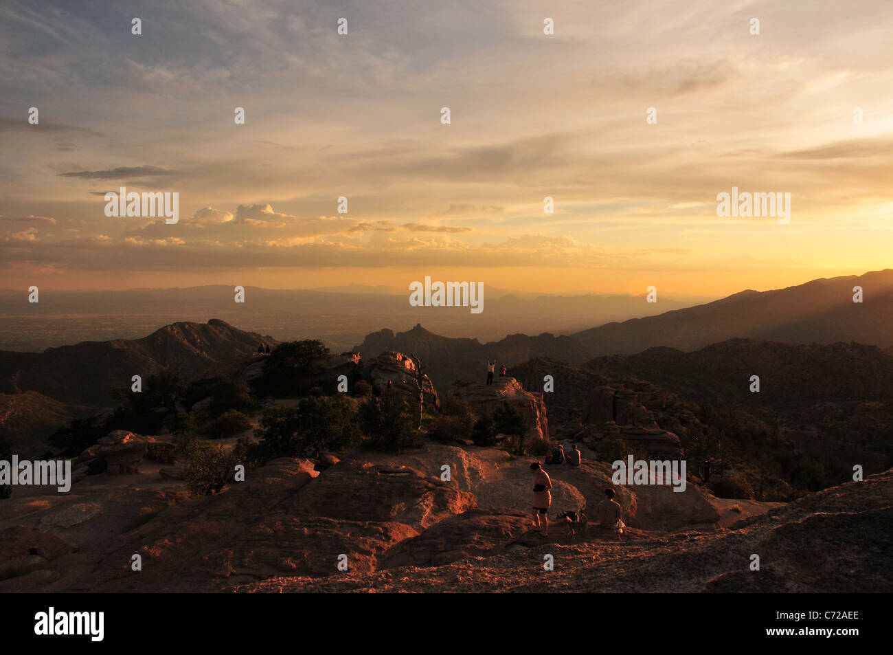 Sonnenuntergang im Monsun ist gesehen von Windy Point, Mount Lemmon, Coronado National Forest, Sonora-Wüste, Tucson, Arizona, USA. Stockfoto