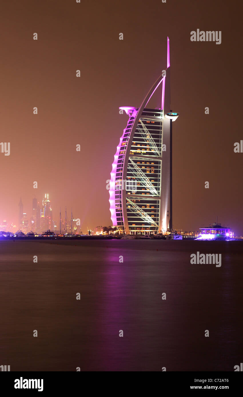 Burj al Arab beleuchtet in der Nacht, Dubai Vereinigte Arabische Emirate Stockfoto