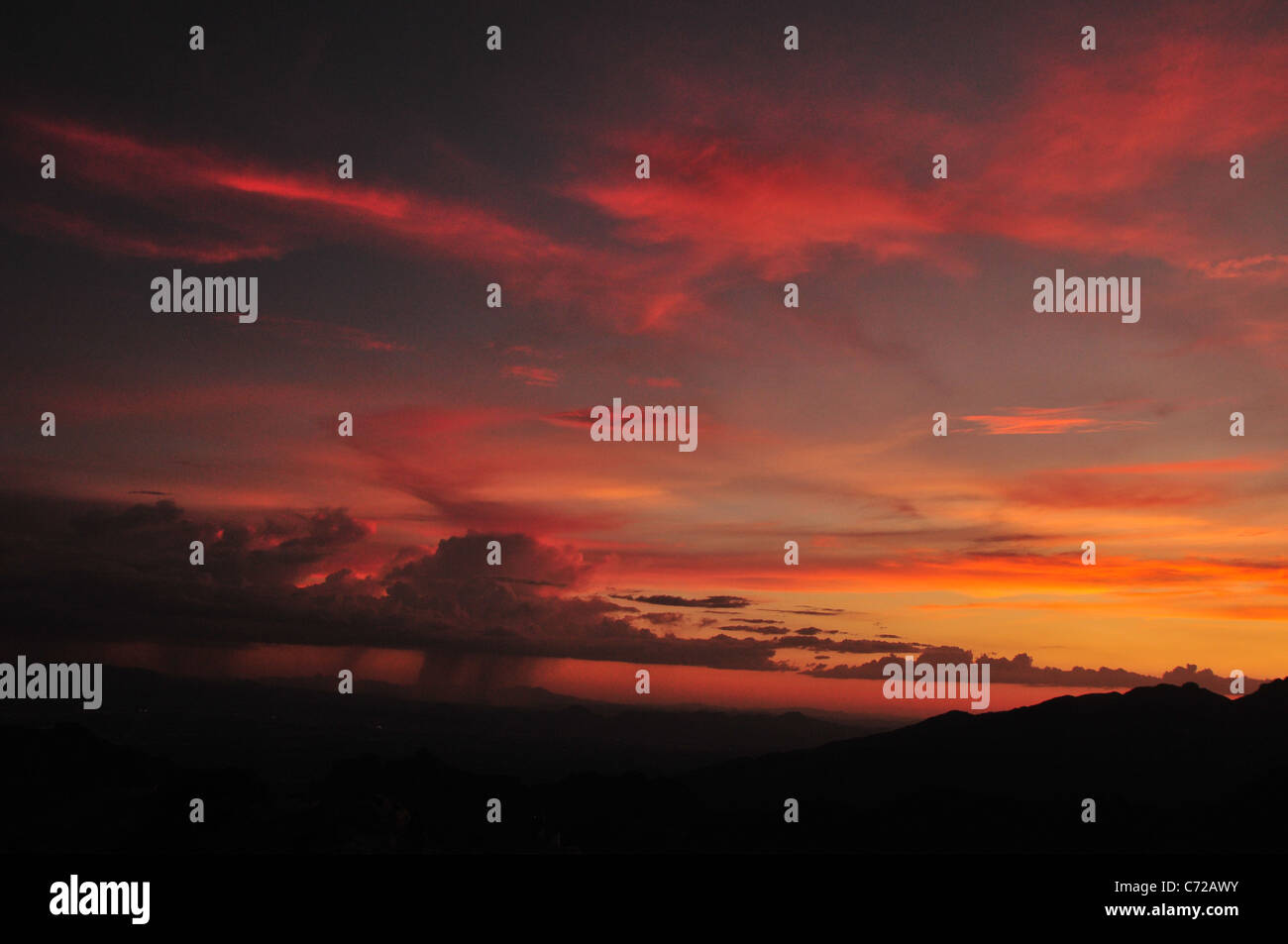 Ein Monsun Dusche am Sonnenuntergang gesehen von Windy Point, Mount Lemmon, Coronado National Forest, Sonora-Wüste, Tucson, Arizona, USA. Stockfoto