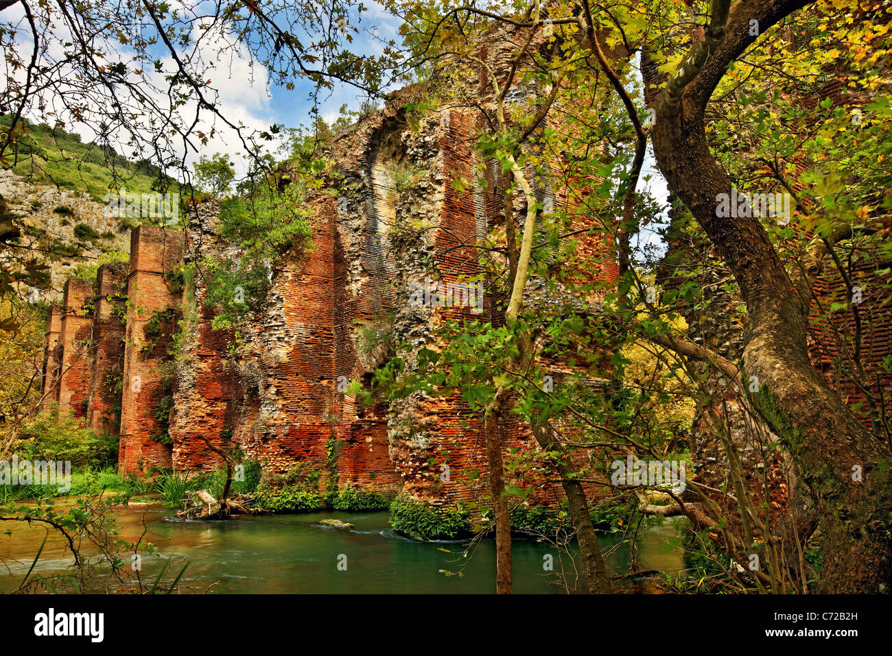 Bestandteil der Roman Aqueduct, in der Nähe von Aghios Georgios Dorf, an den Quellen des Louros Fluss, Preveza, Epirus, Griechenland Stockfoto