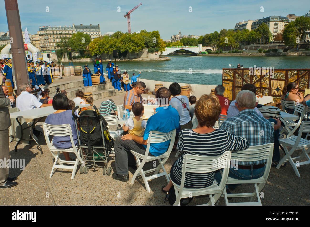 Paris, Frankreich, Französisch Essen und Wein Festival, St. Pourcinois, französische Familien Picknicken am Seineufer Kai Stockfoto