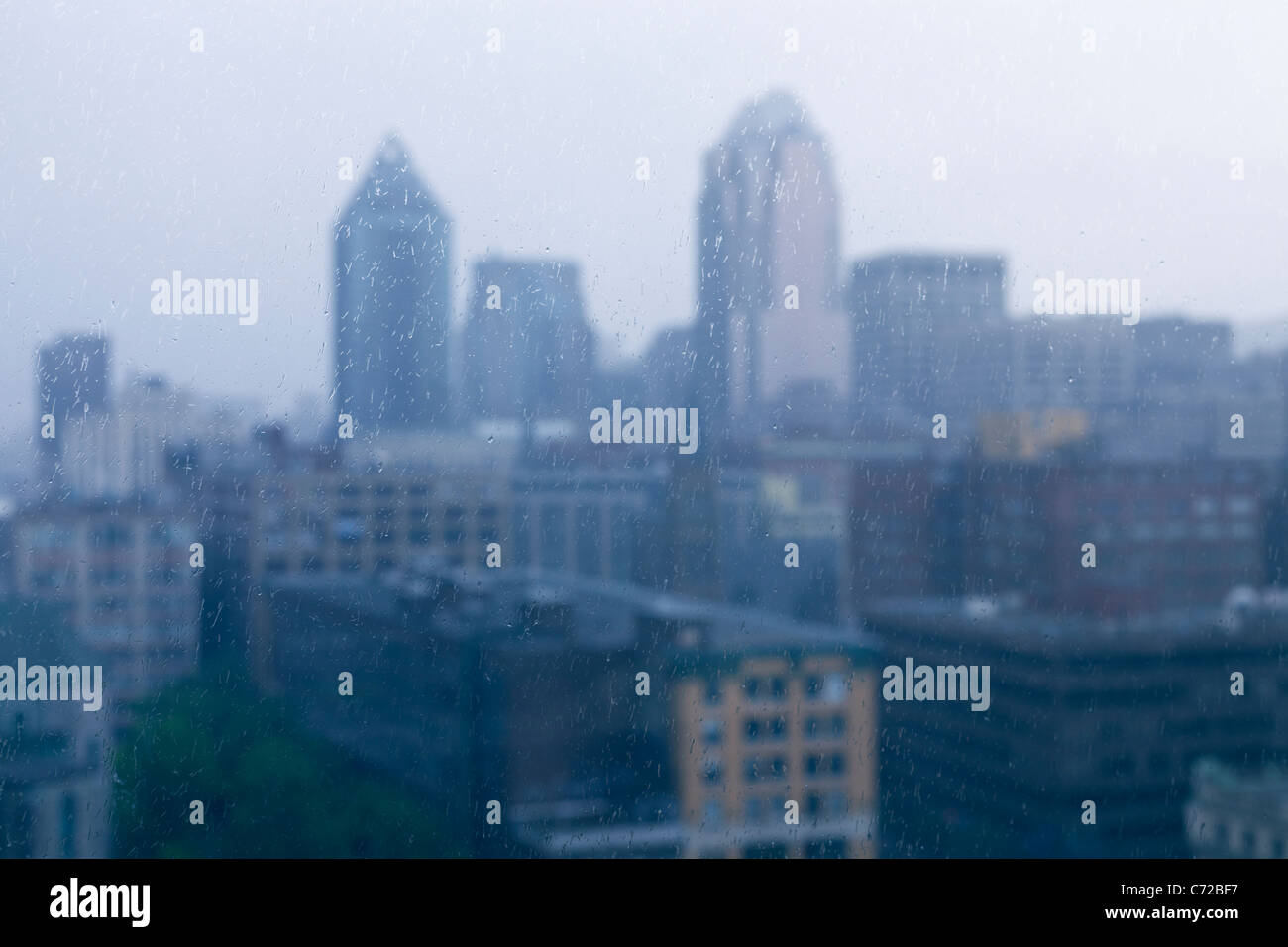 Kanada, Quebec, Montreal, Montreal Gebäude durch einen verregneten Fenster Stockfoto