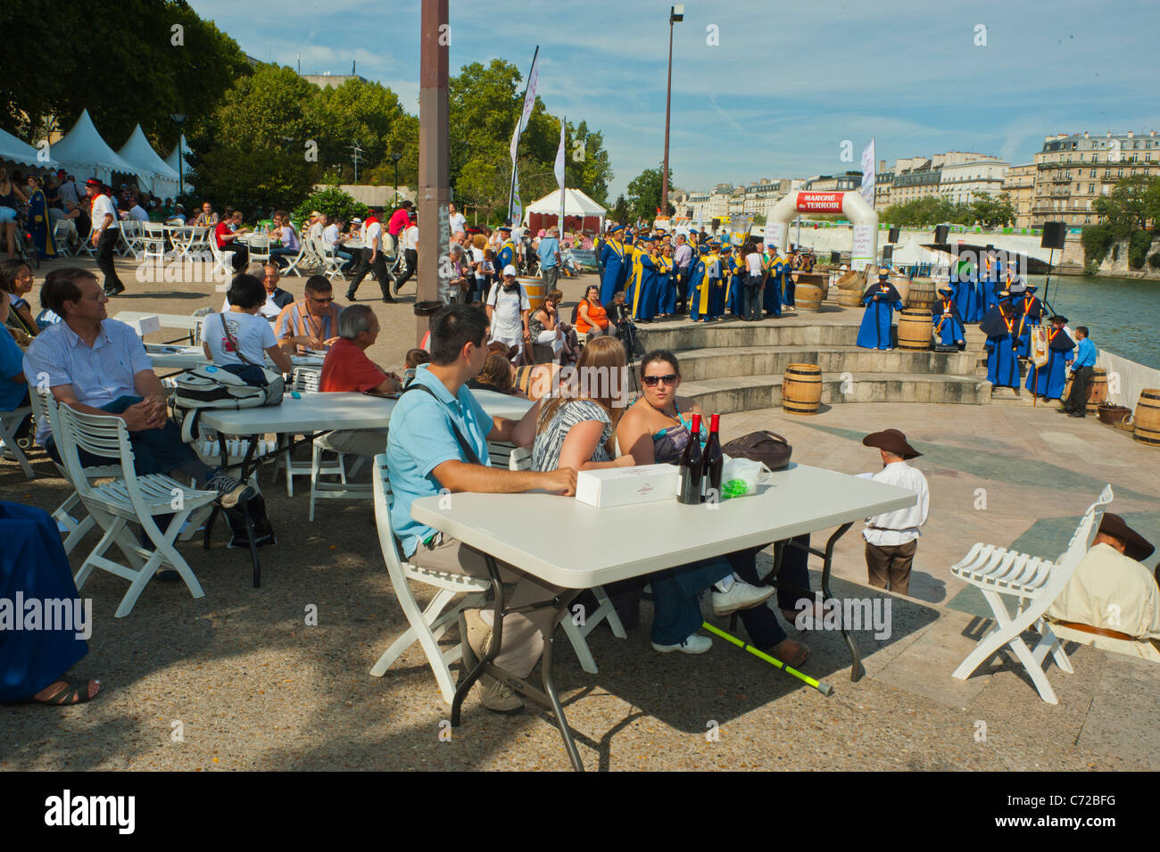 Paris, Frankreich, große Menschenmenge, an Tischen, beim französischen Essen- und Weinfestival, St. Pourcinois', französische Familien Picknick am seine Quay Stockfoto