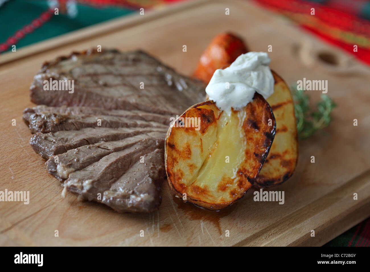 Flanke Steak mit Ofenkartoffel Stockfoto