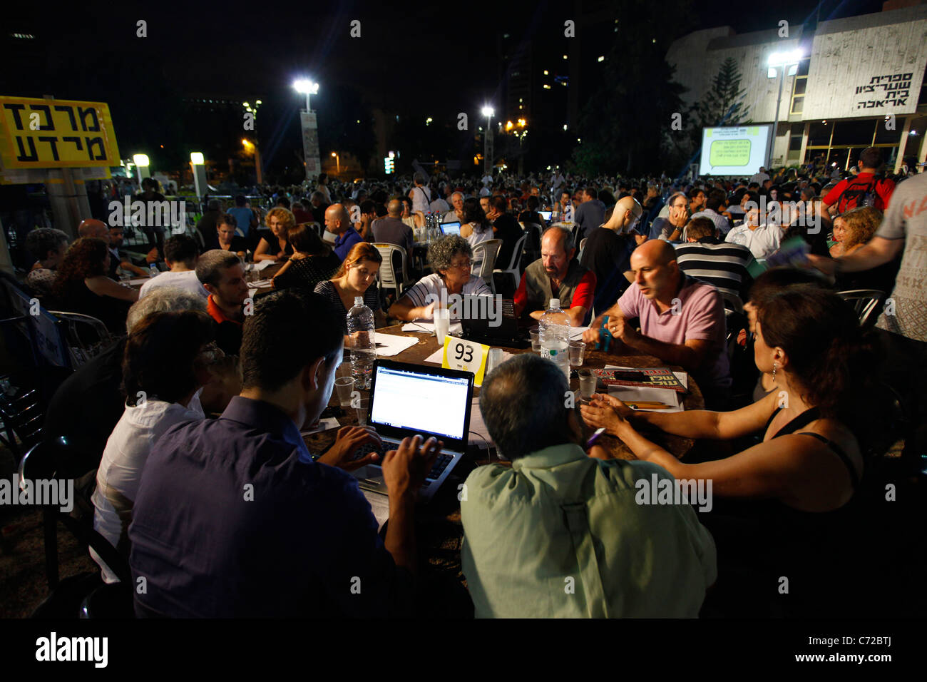 Israelis versammelten sich um Runde Tische in Tel Aviv in der Öffentlichkeit eine Reihe von sozialen Problemen bringen kann Stockfoto