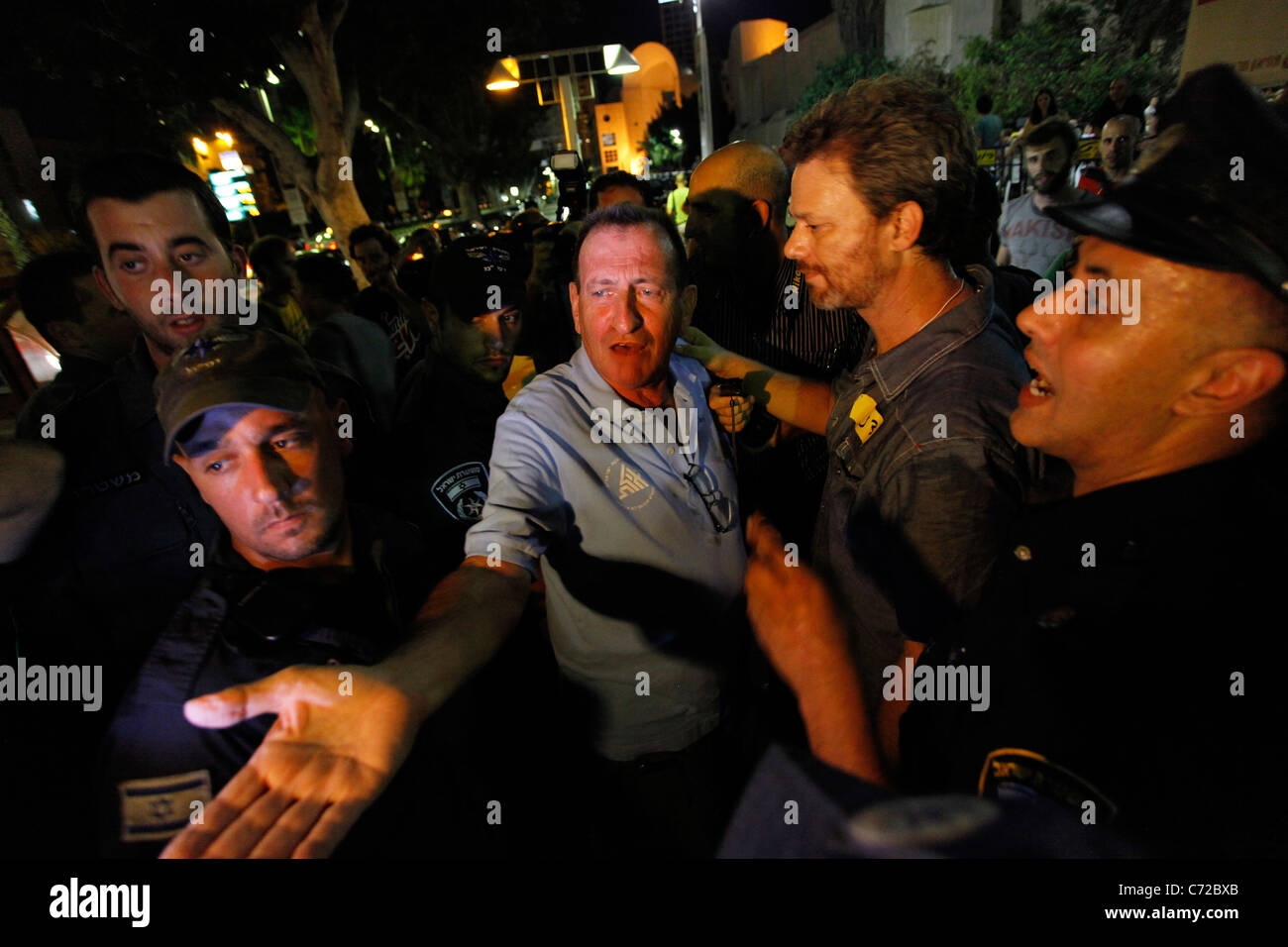 Tel Aviv Bürgermeister Ron Huldai umkreist von einer Phalanx von speziellen Bereitschaftspolizei während seiner kurzen Besuchen bei den 1000-Roundtable-Diskussion Stockfoto