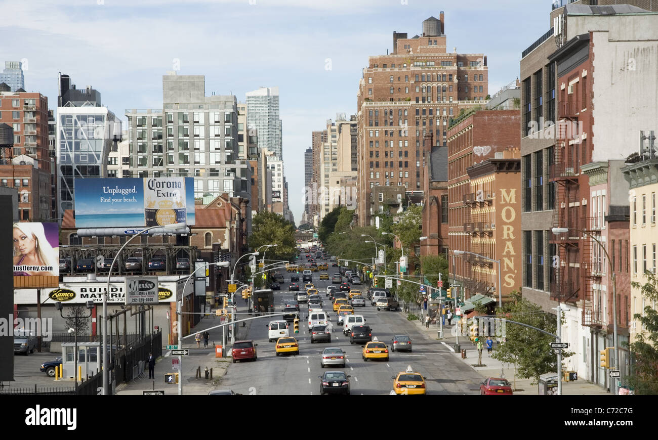 Blick nach Norden auf der 10th Avenue aus der High Line um 23rd Street in Manhattan. Stockfoto