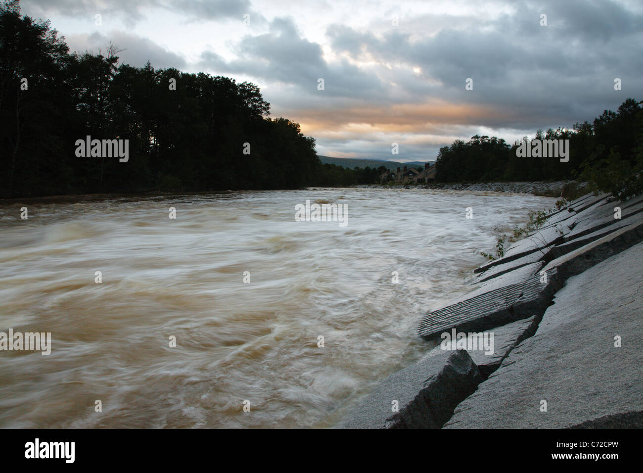 Am Folgetag Sturzfluten vom Tropensturm Irene verwüstet die East Branch der Pemigewasset River in Lincoln, New Hampshire Stockfoto