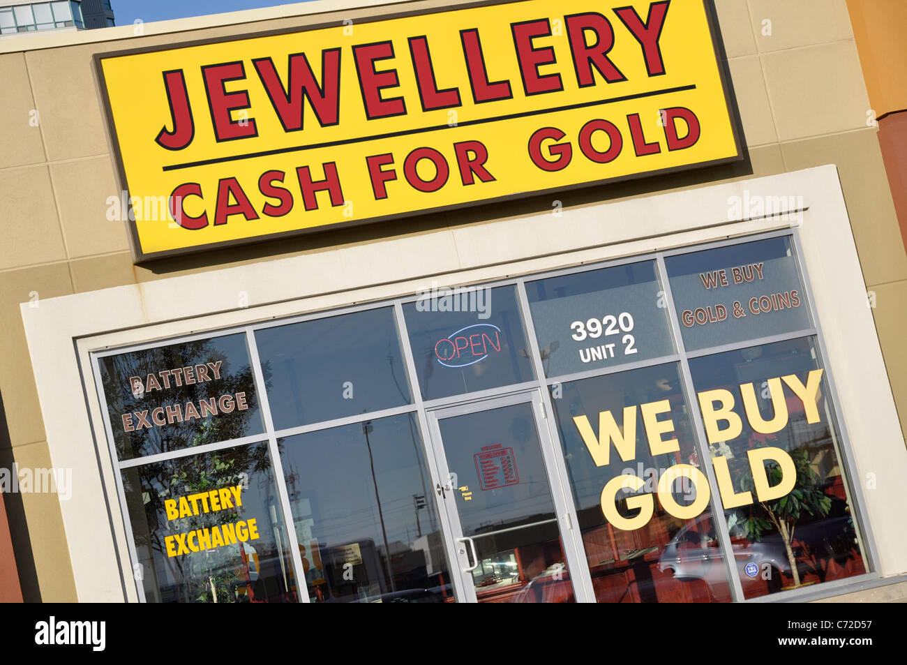 Bargeld für Gold anmelden über vorderen Eingang Shop Stockfoto