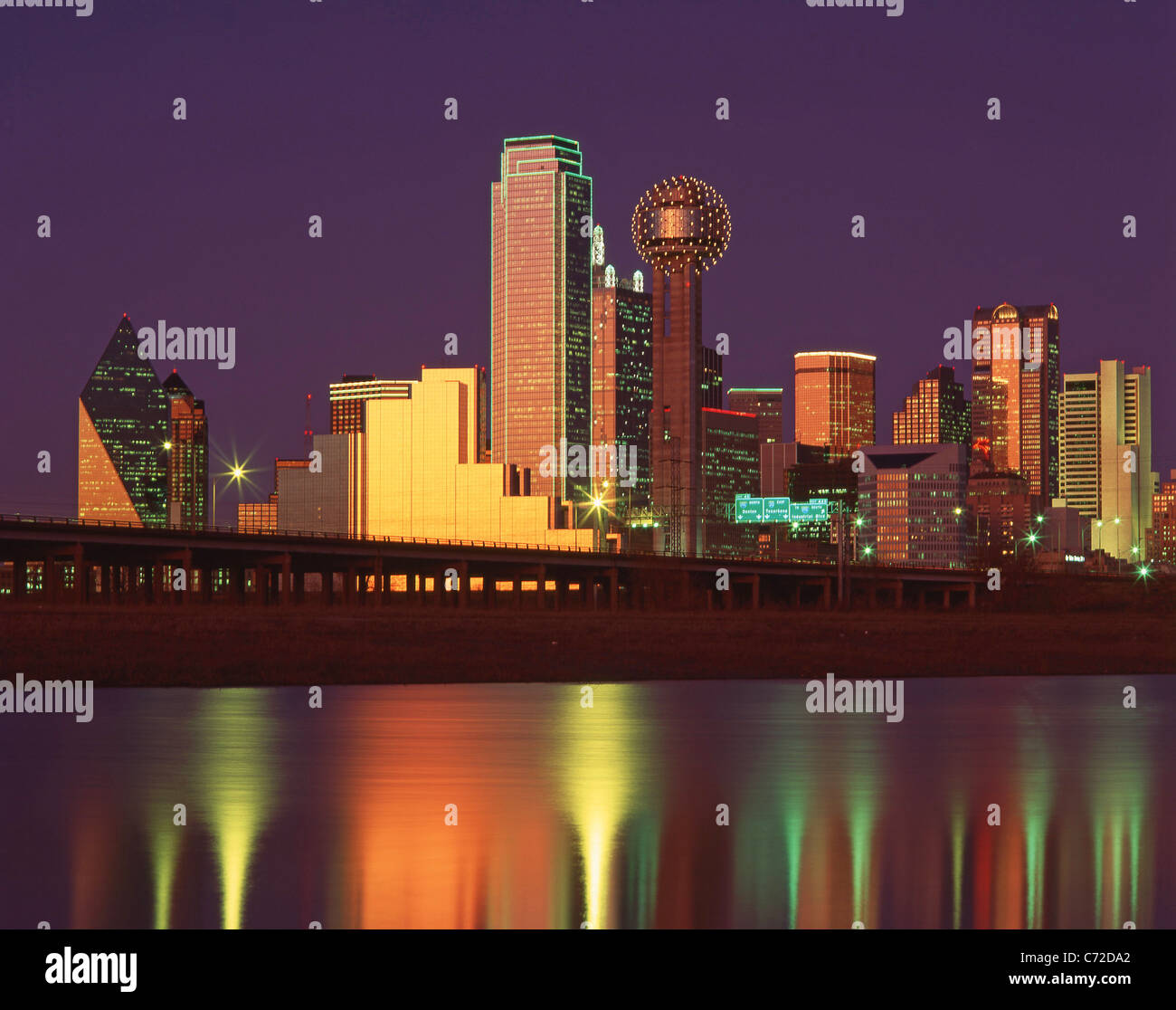 City Downtown auf Trinity River bei Dämmerung, Dallas, Texas, Vereinigte Staaten von Amerika Stockfoto