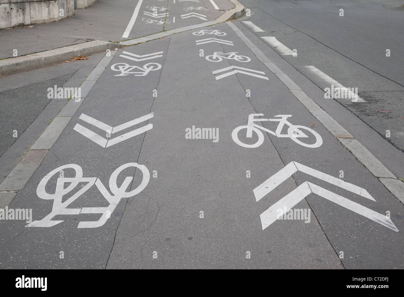Bike-Lane-Symbol im städtischen Umfeld Stockfoto