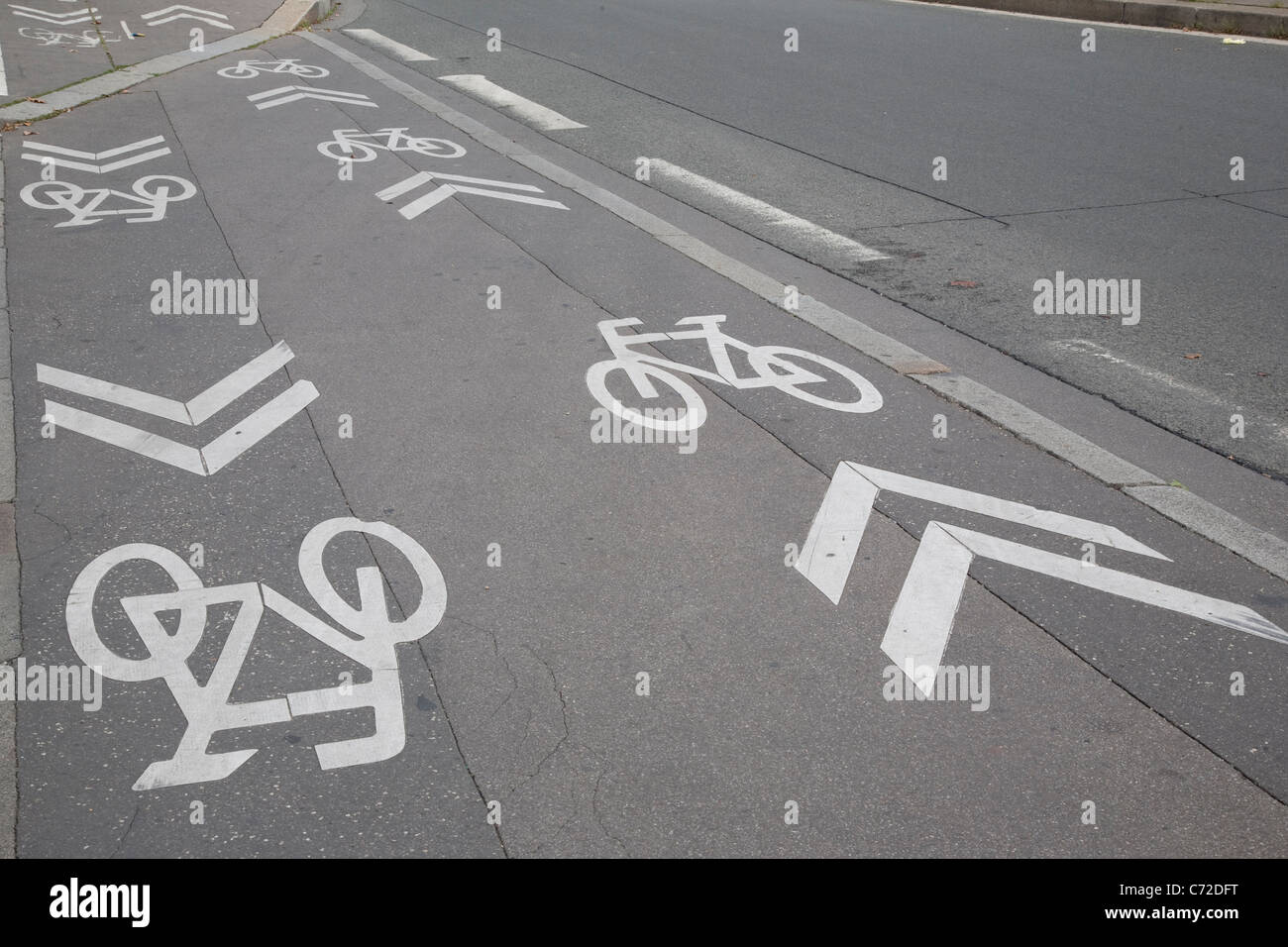 Radweg im städtischen Umfeld Stockfoto