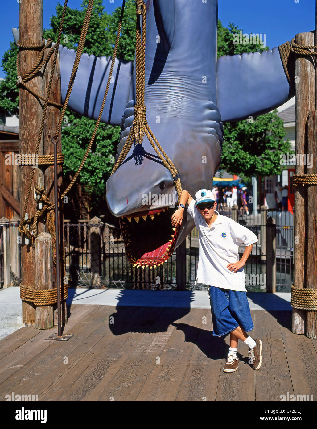 Junge posiert auf "Jaws" Attraktion, Universal Studios in Universal City, Los Angeles, California, Vereinigte Staaten von Amerika Stockfoto