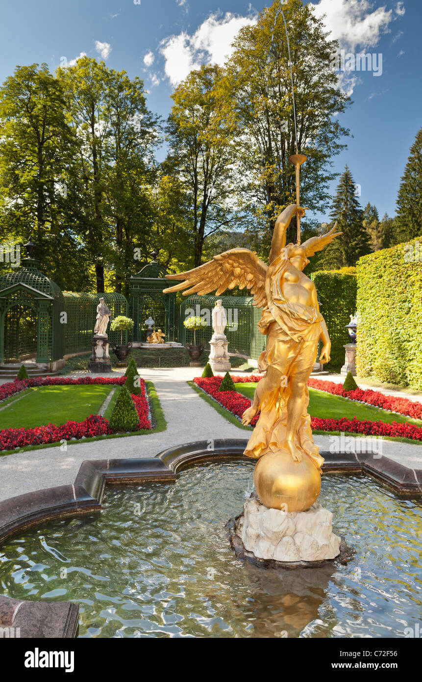 EngelStatue im Garten von Schloss Linderhof, Bayern, Deutschland