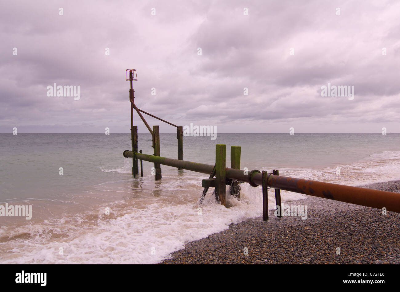 Ein Verschwender Abfluss Rohr ins Meer in der Nähe von Sheringham Norfolk England Stockfoto