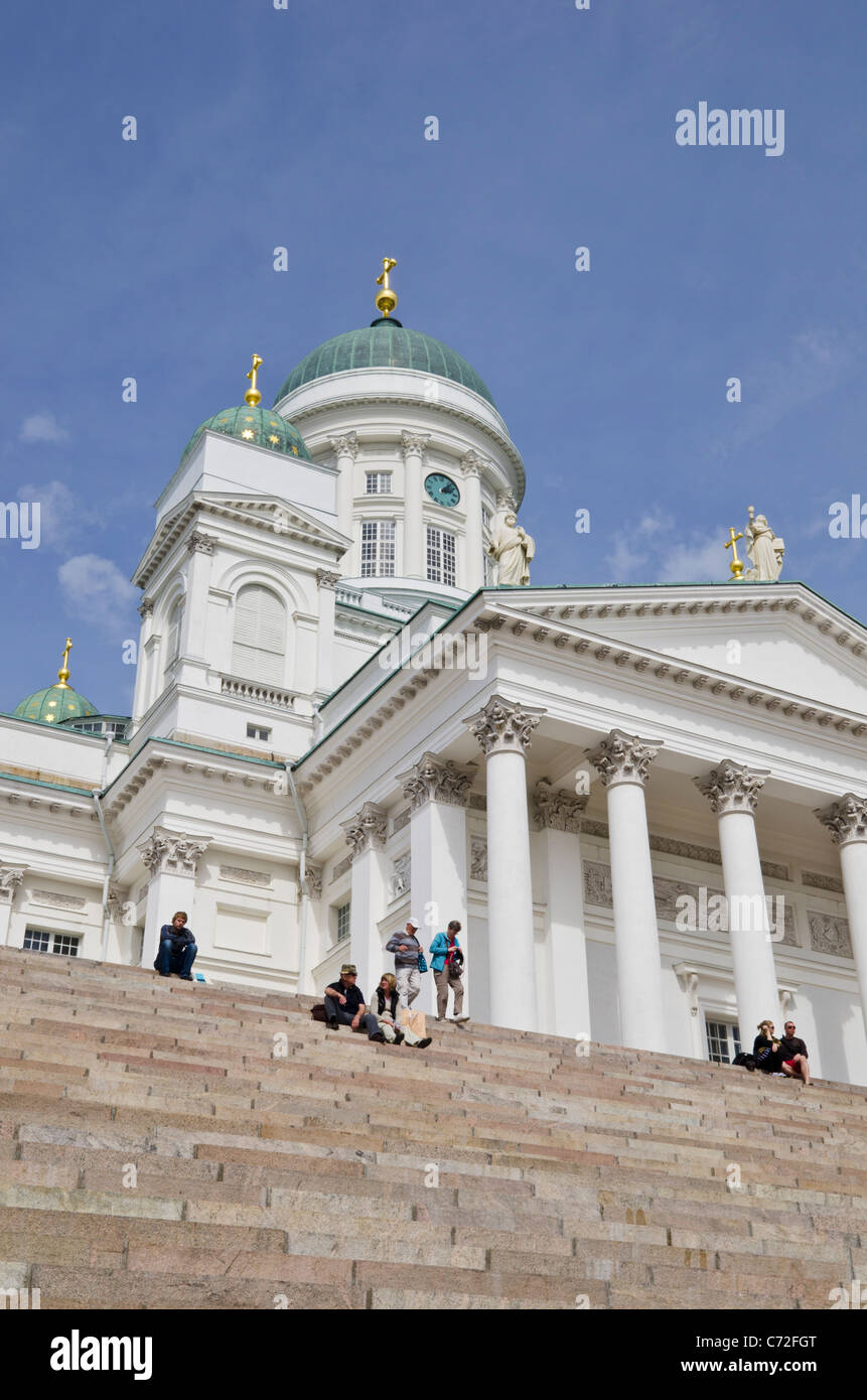 Menschen auf den Stufen Dom von Helsinki, die Tuomiokirkko im Senate Square, Helsinki, Finnland Stockfoto