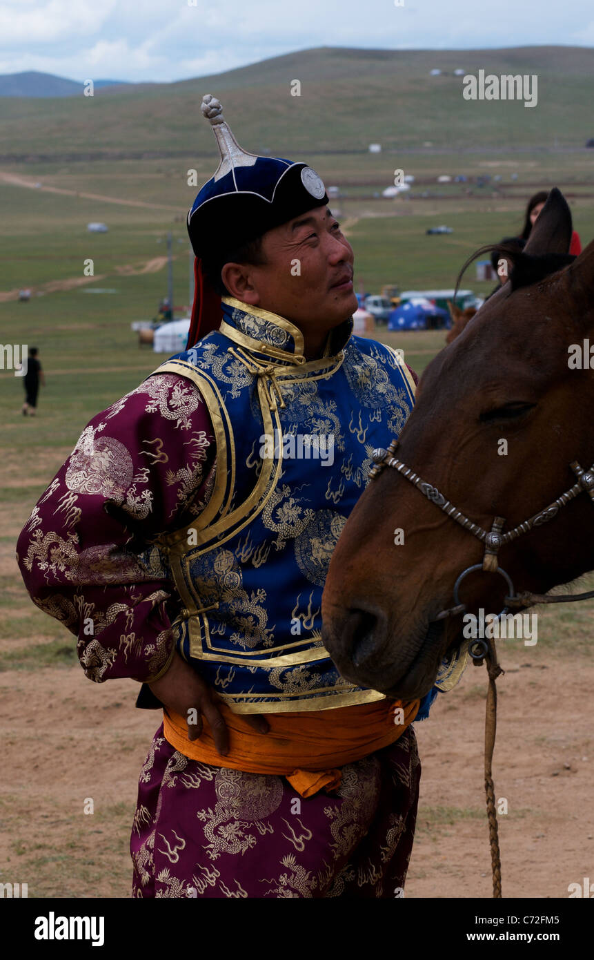 Mongolische Mann in traditioneller Kleidung, Pferderennen und Wettbewerb, NAADAM Festival (Pferderennen), Ulaanbaatar, Mongolei. Credit: Kraig Lieb Stockfoto