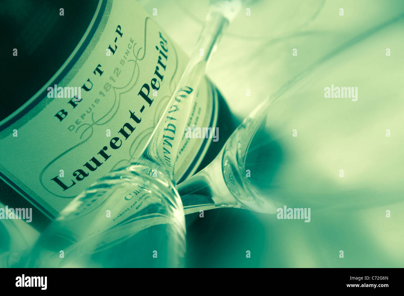 Flasche Champagner (Laurent Perrier) und zwei Gläser. Stockfoto