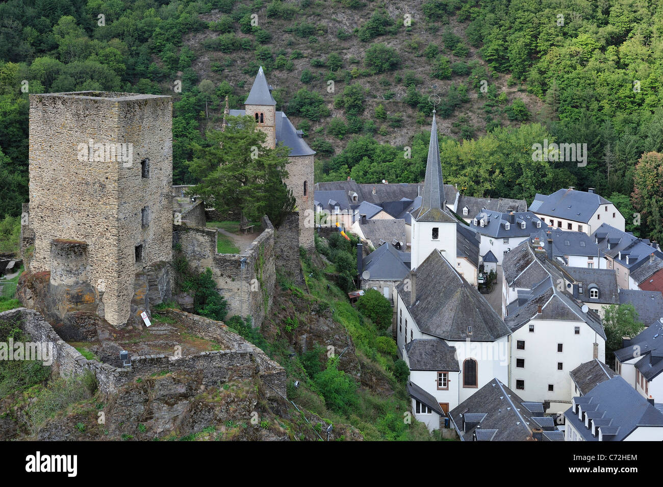 Das Dorf Esch-Sur-Sûre / Esch-Sauer mit Burg Ruinen entlang des Flusses Sauer / sauer, Luxemburg Stockfoto