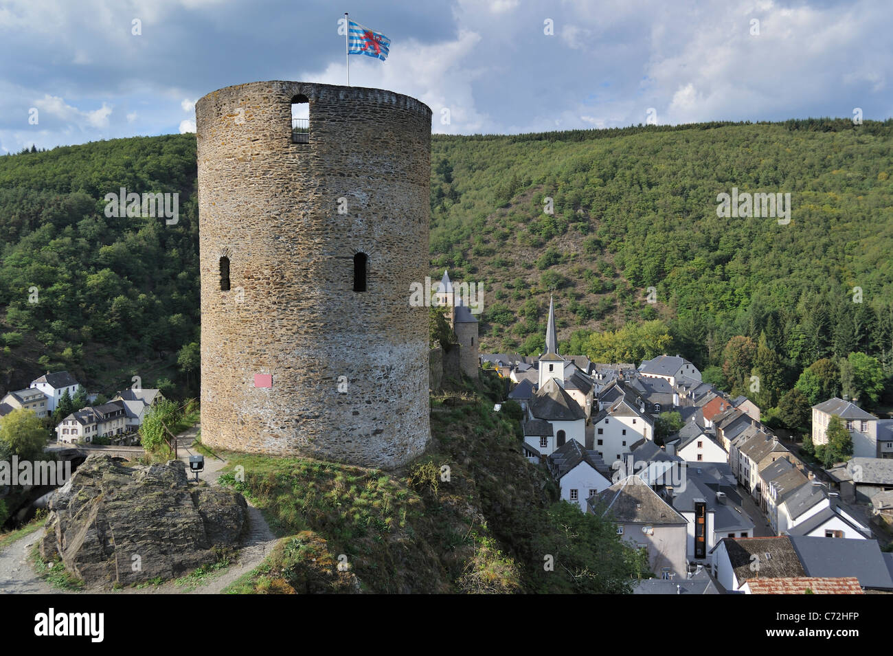 Ruine der mittelalterlichen Runde Wachturm / Lochturm im Dorf Esch-Sur-Sûre / Esch-Sauer, Luxemburg Stockfoto