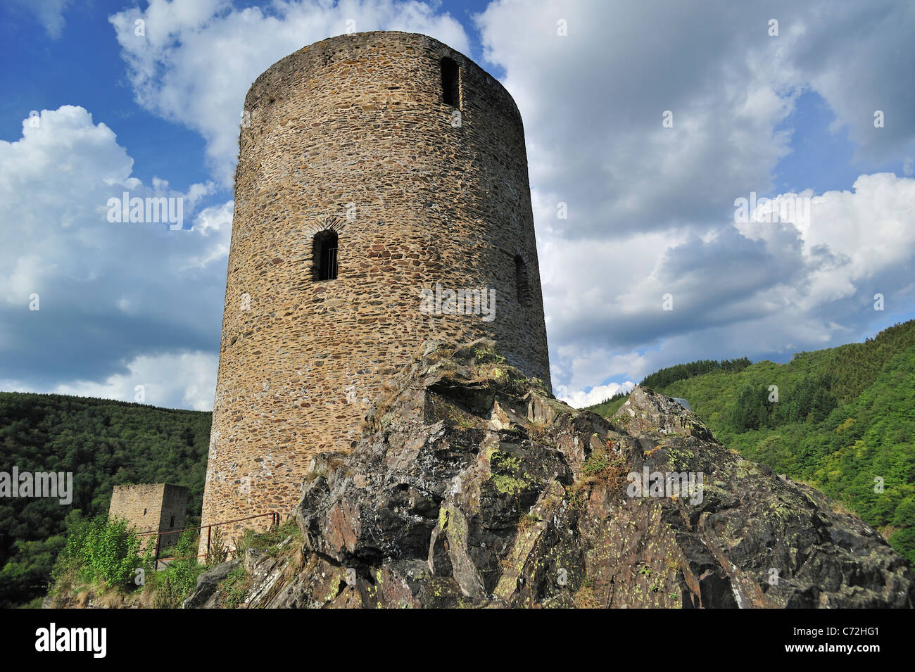 Ruine der mittelalterlichen Runde Wachturm / Lochturm im Dorf Esch-Sur-Sûre / Esch-Sauer, Luxemburg Stockfoto