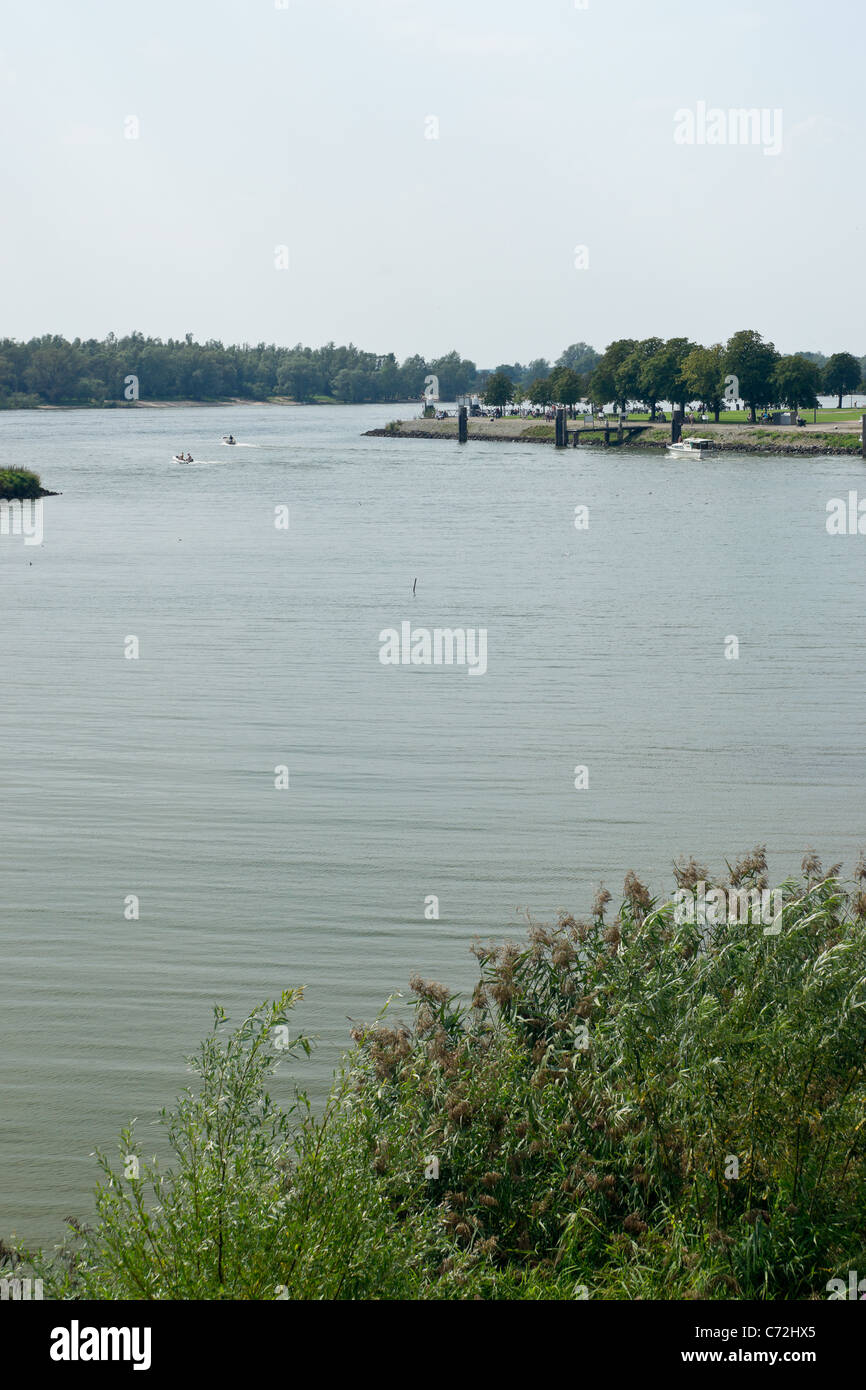 Blick über den Fluss Merwede Blickrichtung Veerhaven (Fährhafen), Gorinchem, Niederlande Stockfoto