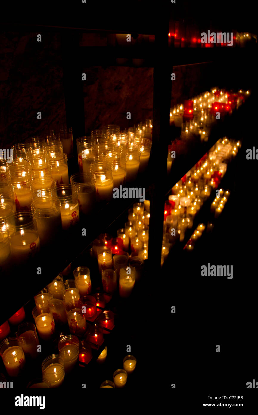Kerzen in einer spanischen Auffangstation. Stockfoto