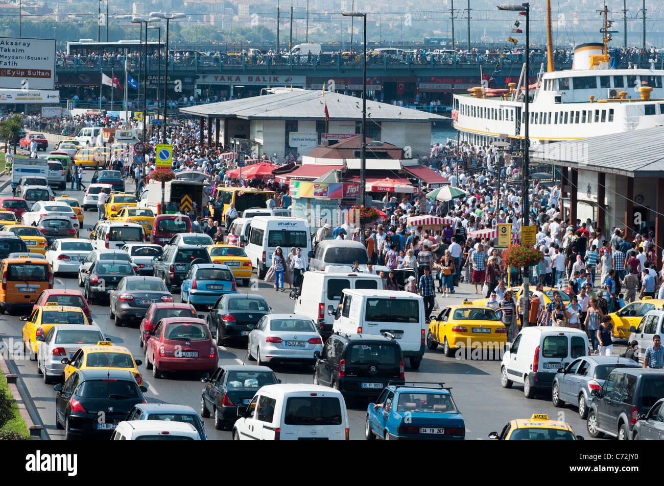 Dichtem Verkehr und Menschenmassen in der Nähe des Hafens auf Ramadan in Istanbul. Turkei. Stockfoto