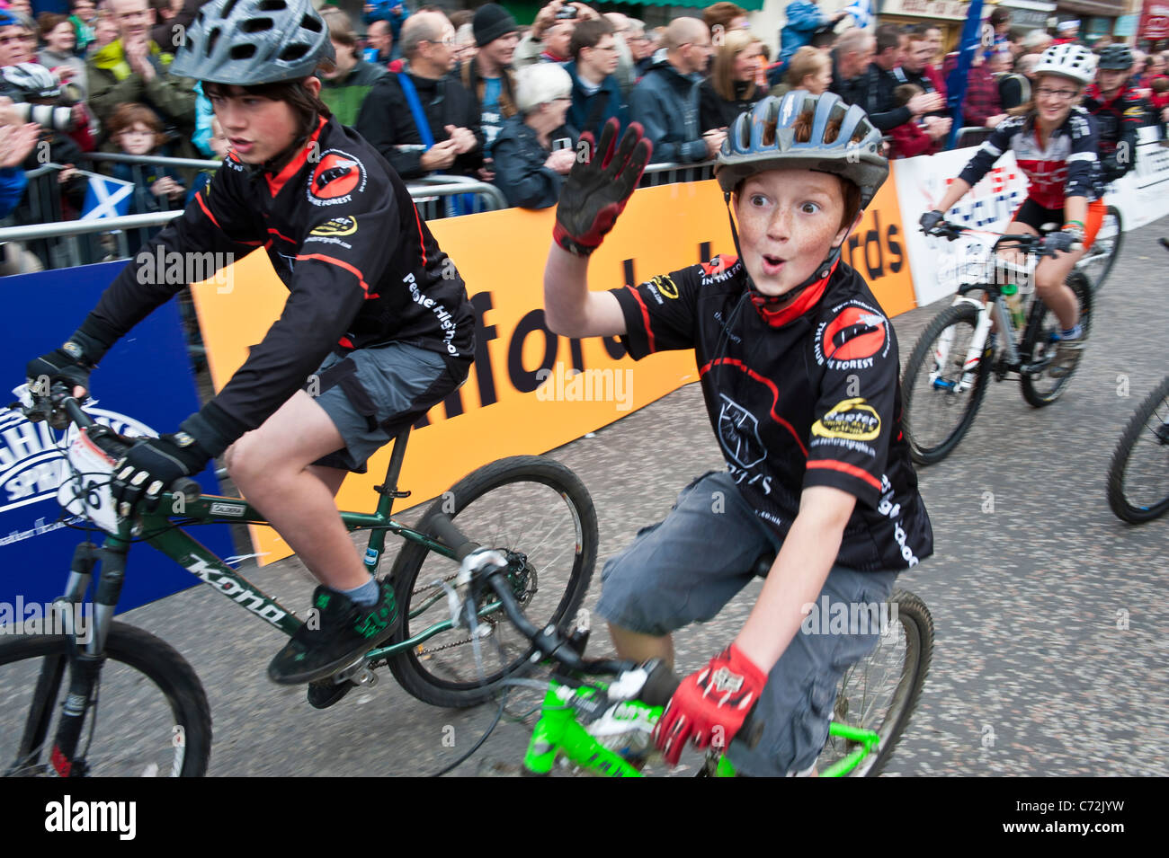 Mitglieder von Peebles Cycling Club unterhalten die Massen vor dem Start der 2011 Tour von Großbritannien Phase einer schottischen Borders Stockfoto