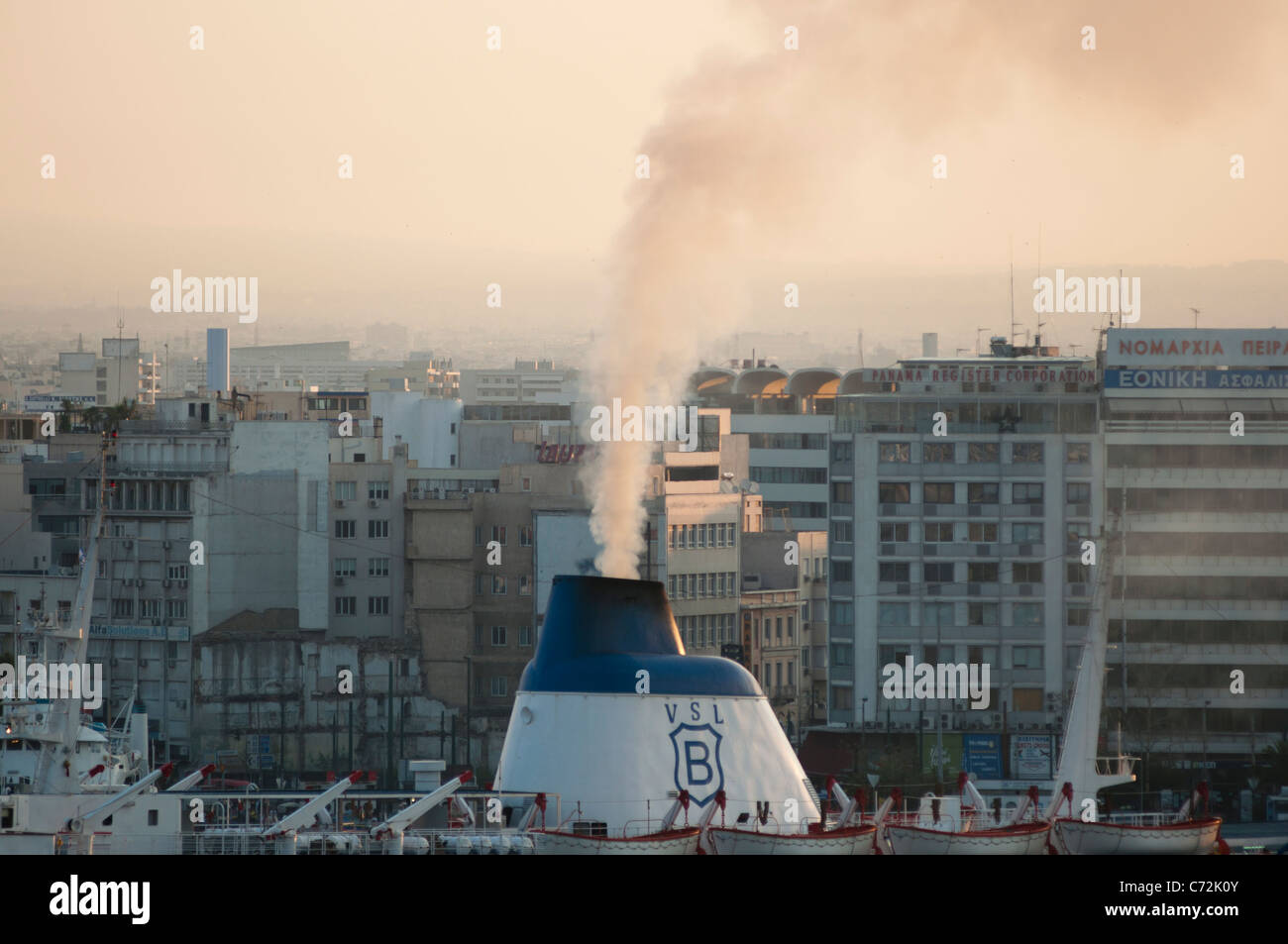 Schiffs-Trichter in Piräus, Athen, Griechenland. Stockfoto