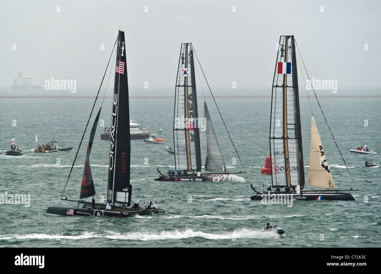 Totale AC45 Americas Cup Yachten racing in Plymouth Sound. Stockfoto