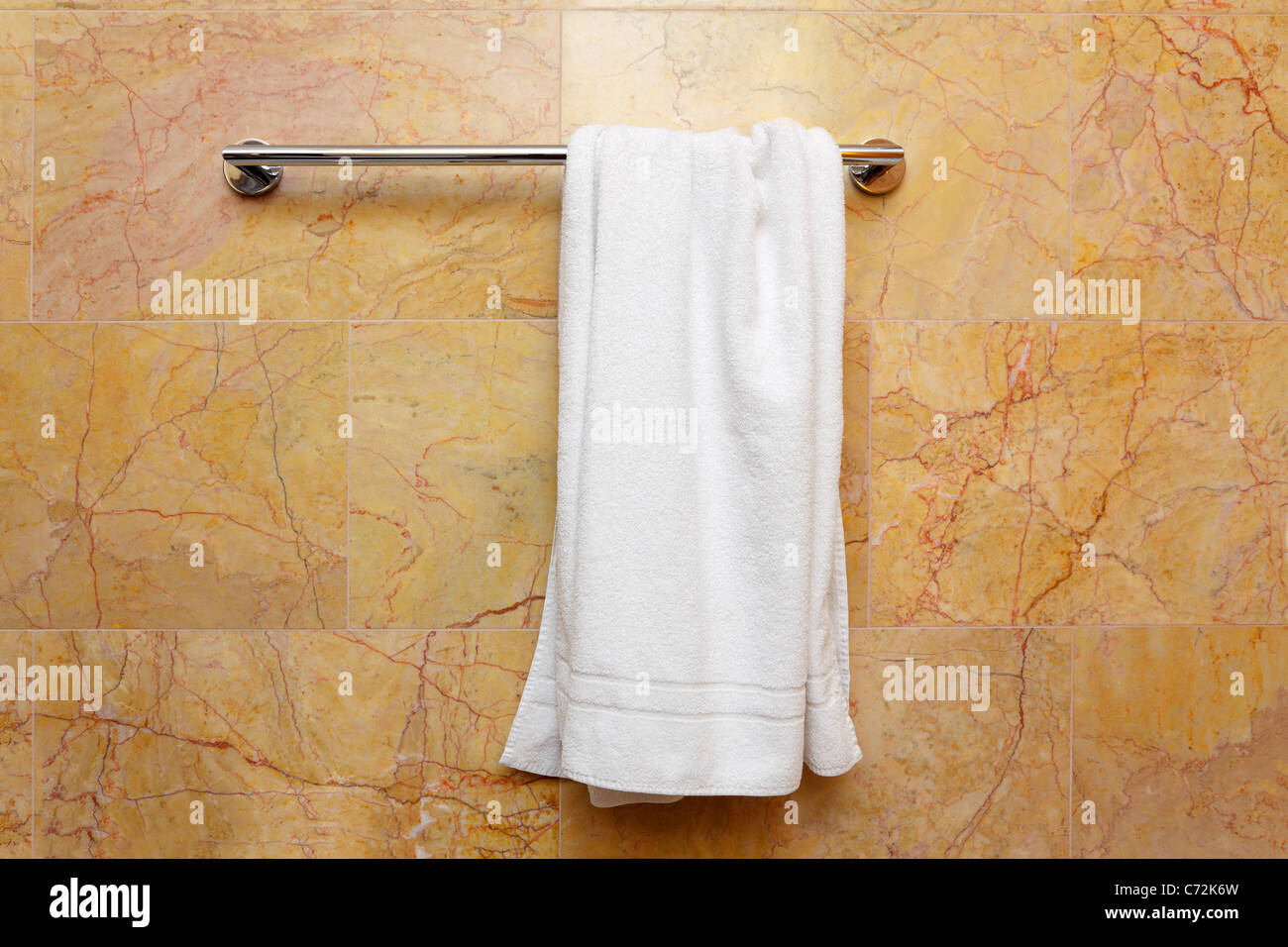 weißes Handtuch auf einem hang Stockfoto