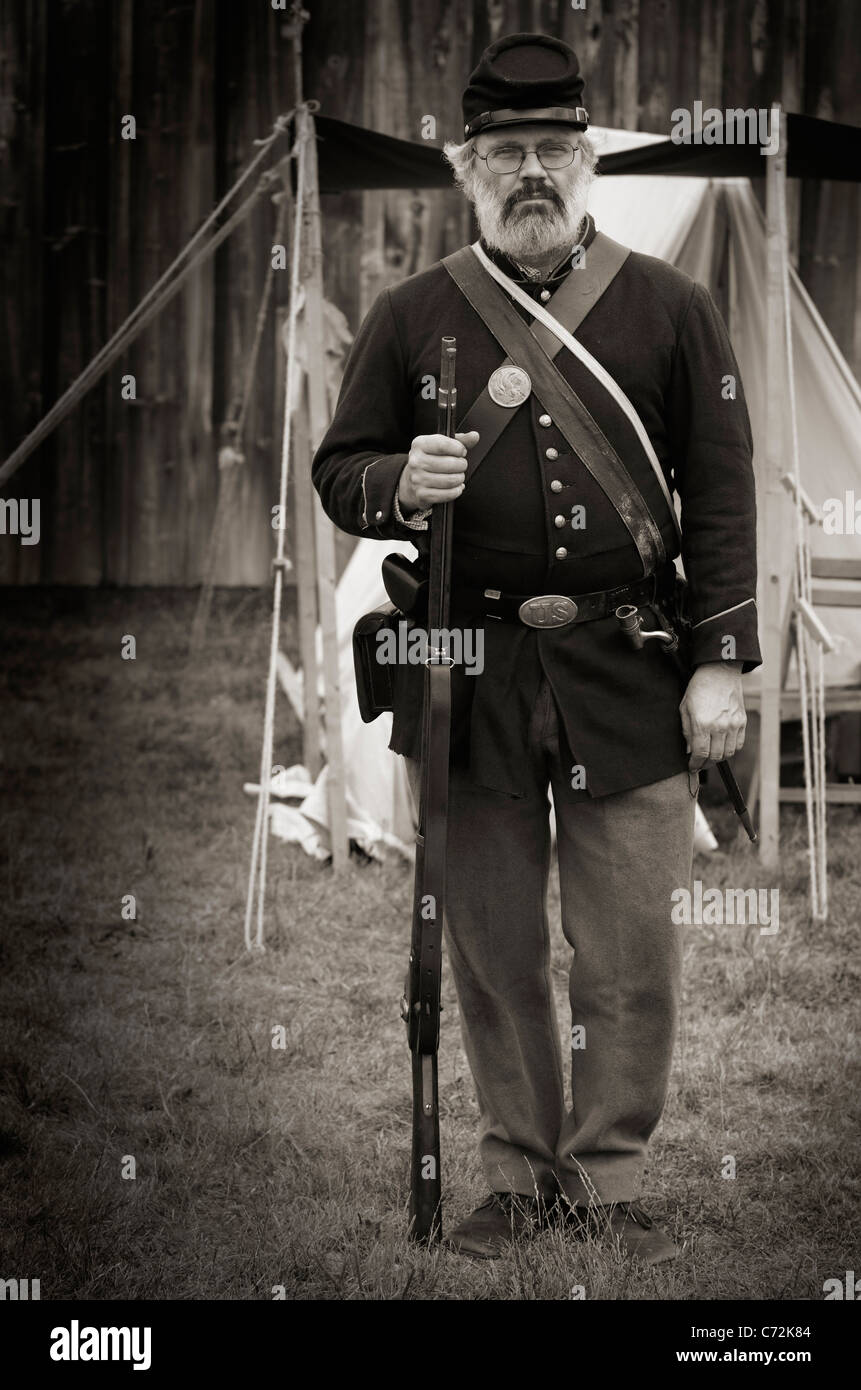 Schwarzweiß-Porträt einer amerikanischen Union Soldat in blauer Uniform und mit muskete auf historische Nachstellung der Schlacht von Bull Run Milton, Ontario Stockfoto