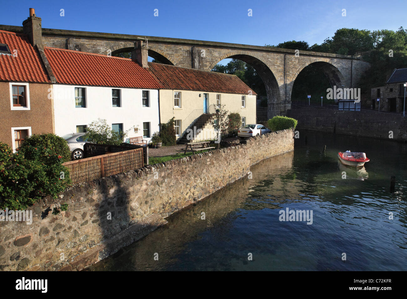 Hütten und stillgelegten Eisenbahnviadukt senken Largo, East Fife, Schottland Stockfoto