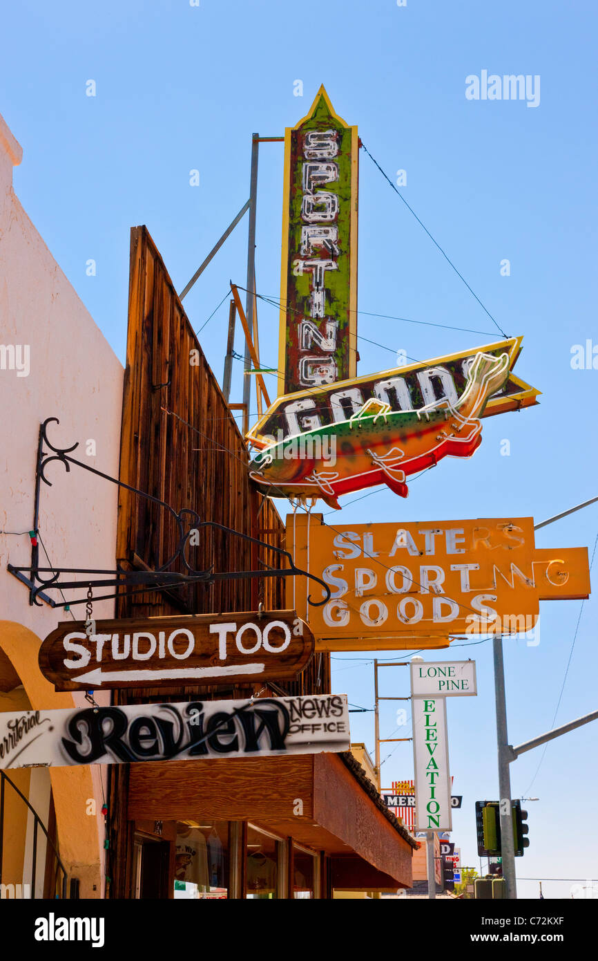 Kellerasseln Sporting Goods Store auf der Main Street, Lone Pine im Owens Valley, östlich der Sierra Nevada, Kalifornien USA. JMH5319 Stockfoto