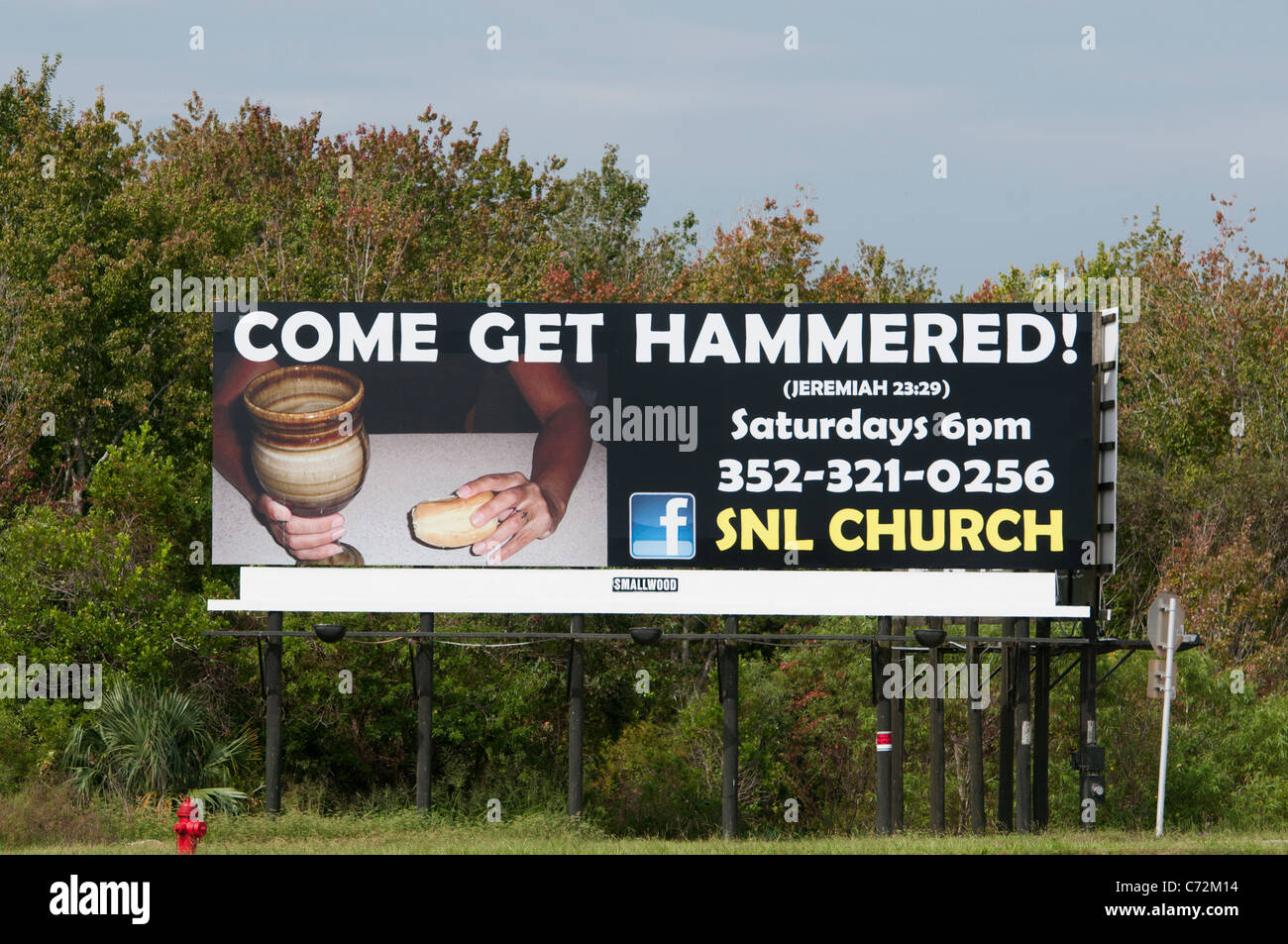 Der Pastor einer Kirche Lake County denkt, dass seine umstrittene Plakat hilft Menschen näher zu Gott bringen. Stockfoto