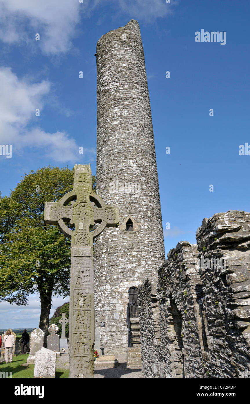 Keltisches Kreuz und bleibt der runde Turm, monasterboice, County Meath, Irland Stockfoto