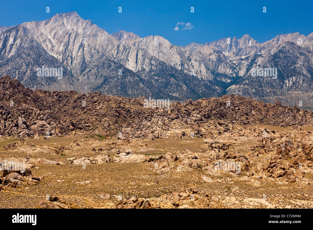 Die Alabama Hills, unterstützt von Lone Pine Peak (links) und Mount Whitney (rechts) in der Sierra Nevada, Kalifornien, USA. JMH5330 Stockfoto