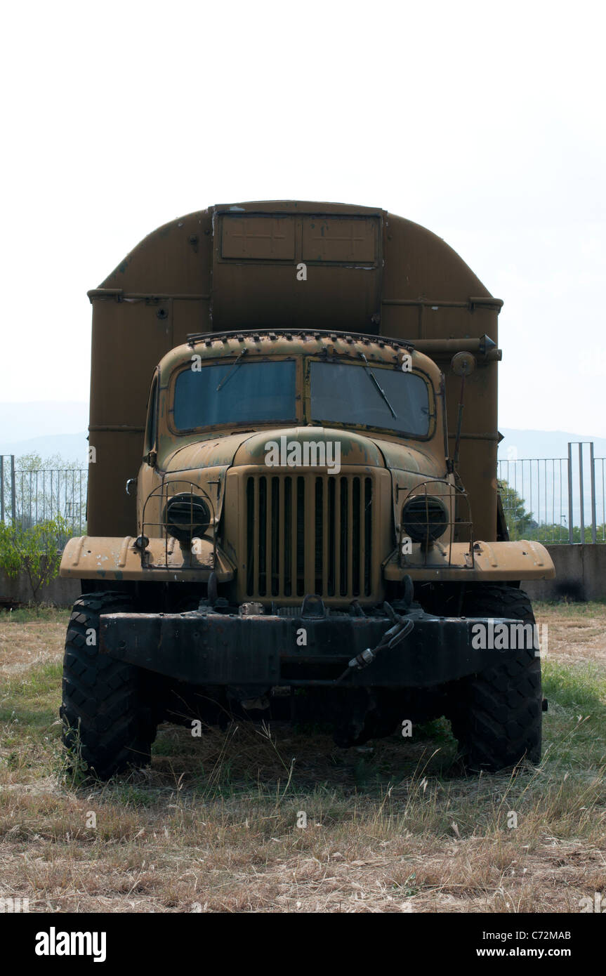 Alte grüne Militär-LKW. Vertikales Bild Stockfoto