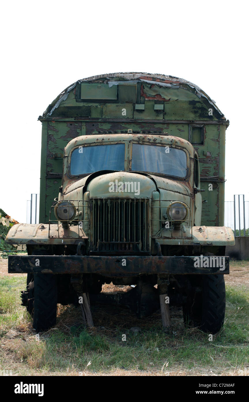 Alte grüne Militär-LKW. Vertikales Bild Stockfoto
