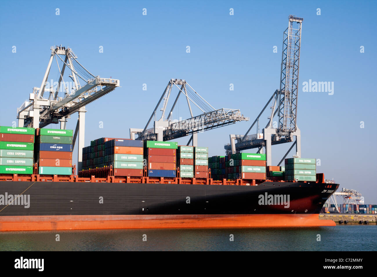 Containerschiff im Hafen von Rotterdam angedockt Stockfoto