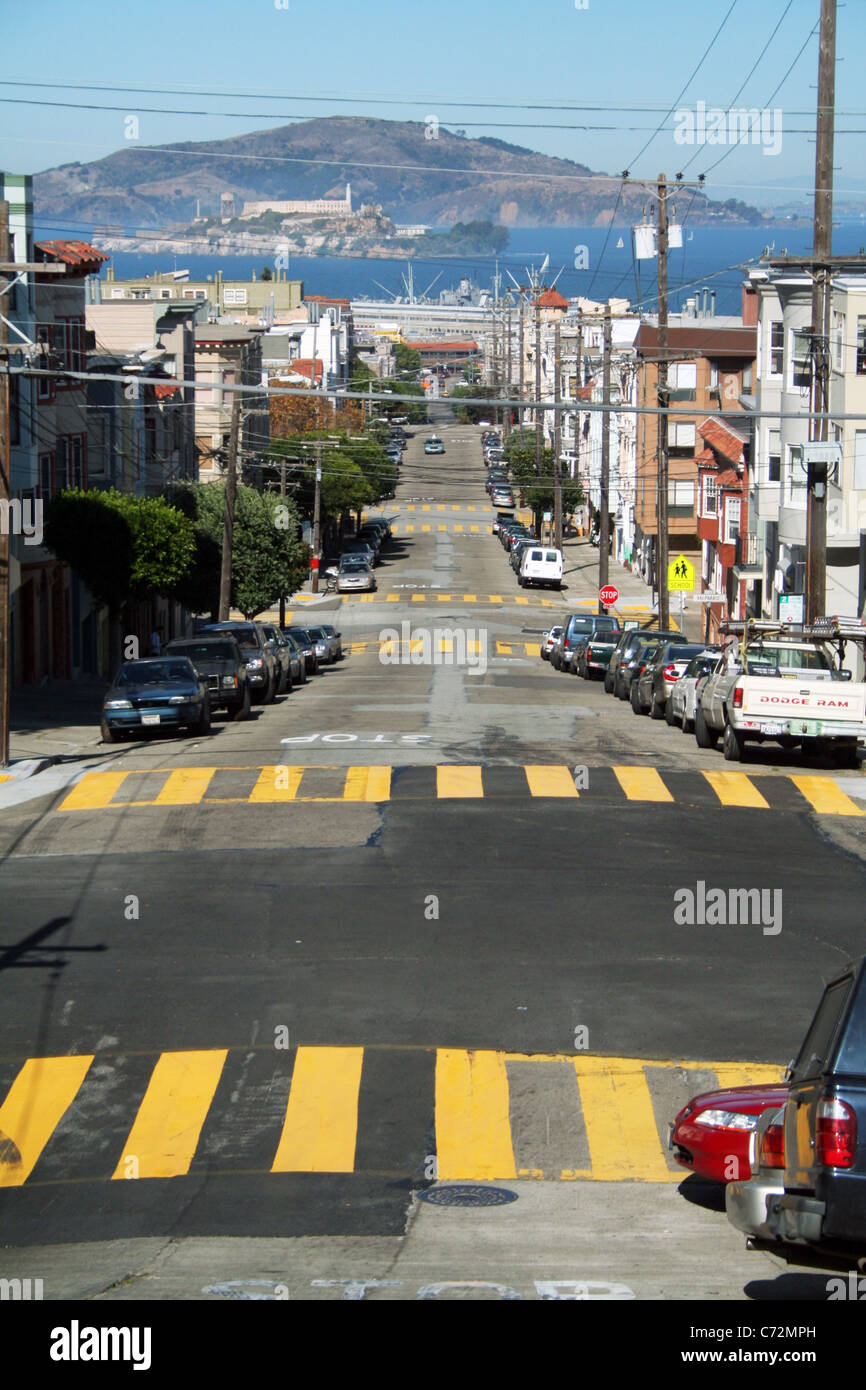 Street in San Francisco. mit Blick auf Alcatraz. Kalifornien, USA. Stockfoto