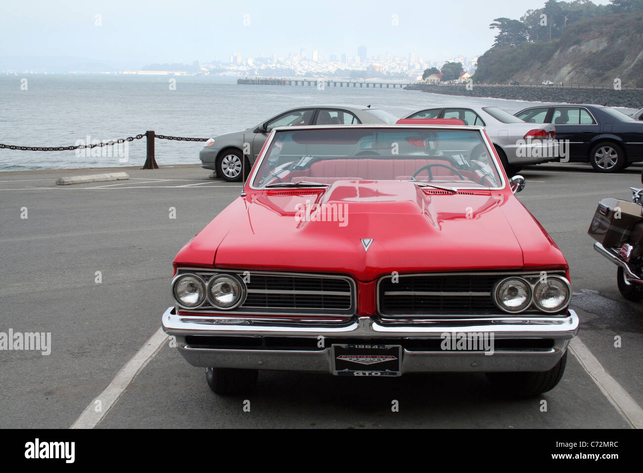 1964 Pontiac GTO auf der Golden Gate Bridge in San Francisco, Kalifornien, USA. Stockfoto