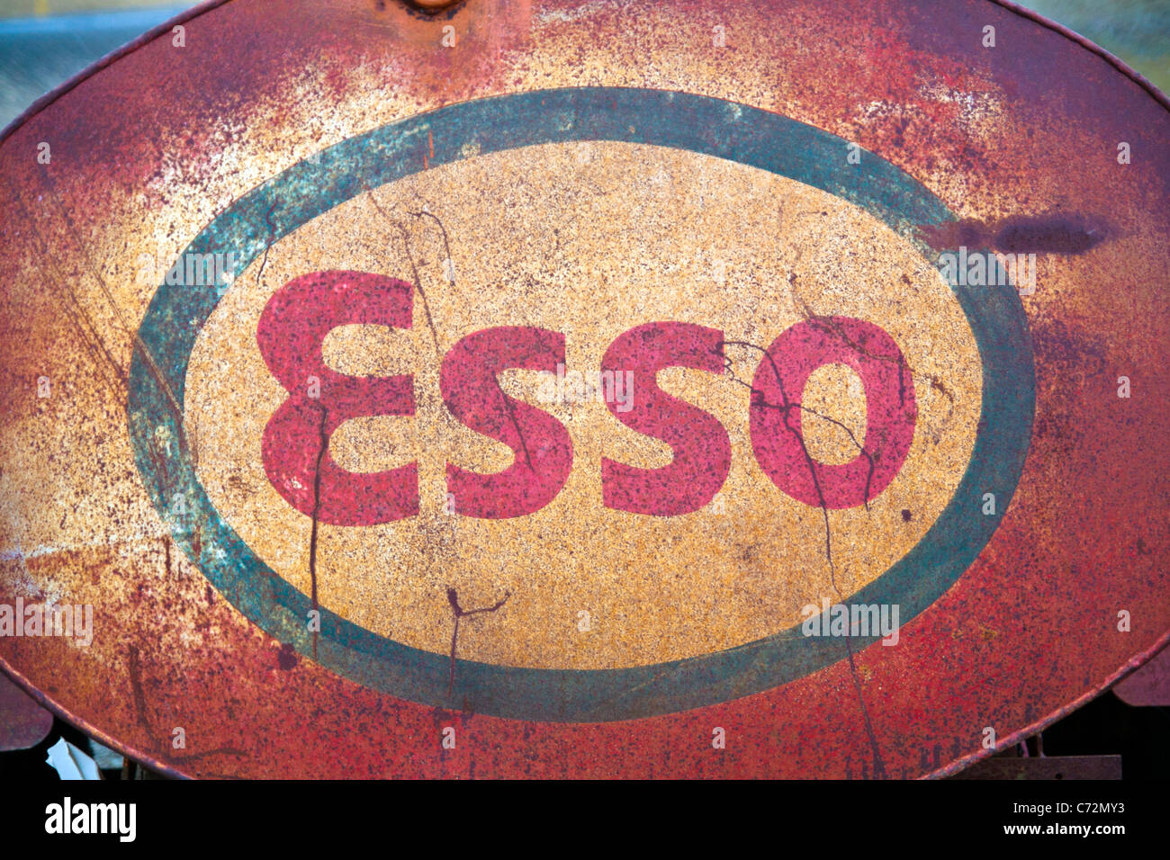 Alte rostige Esso Benzintank Stockfoto